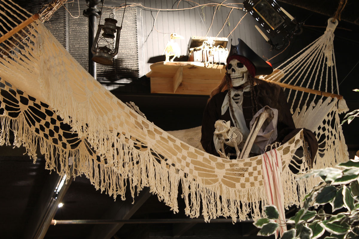 captain-jacks-hammock-skeleton-interior